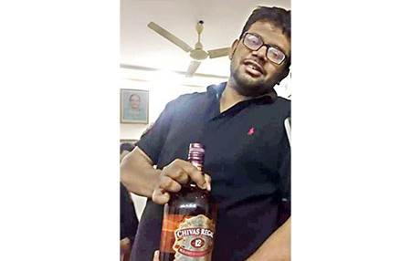 জাবিতে অফিস কক্ষে ভিসির ছেলের মদপানের ছবি ভাইরাল