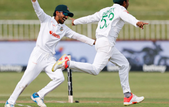 ডারবানে প্রথম দিনে সমানে সমান লড়াই