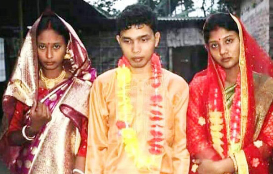 একসঙ্গে দুই প্রেমিকাকে বউ করে ঘরে তুললেন যুবক