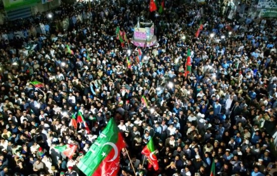 ইমরান খানের পতনে পাকিস্তানজুড়ে তুমুল বিক্ষোভ