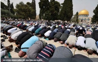 ইসরায়েলি সেনাদের উপেক্ষা করেই আল-আকসায় মুসল্লিদের ঢল