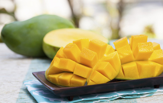 গরমকালে কেন নারীদের বেশি বেশি আম খাওয়া উচিত?