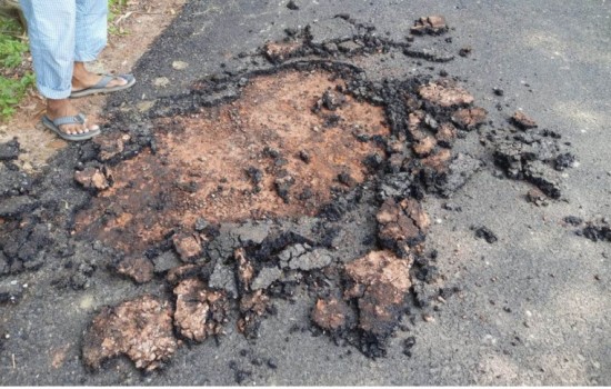 সংস্কারের ২ দিন পরেই উঠে গেছে রাস্তার কার্পেটিং