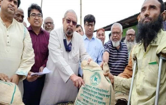 মন্ত্রীর সঙ্গে ফটোসেশনের পর ফিরিয়ে নেওয়া হয় ত্রাণের প্যাকেট!