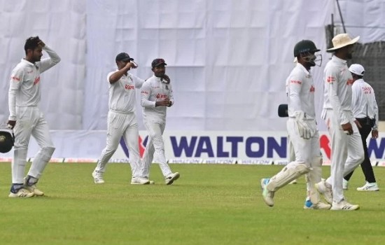 থেমেছে বৃষ্টি, ফের শুরু হয়েছে খেলা