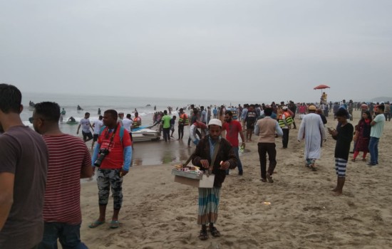 কক্সবাজার সৈকতে পর্যটকের ঢল
