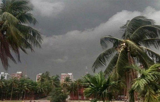 দেশের বিভিন্ন স্থানে ঝড়ের আভাস, নদীবন্দরে সতর্ক সংকেত
