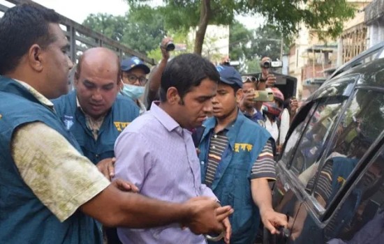 ঘুষের টাকাসহ কারখানা অধিদপ্তরের উপমহাপরিদর্শক আটক