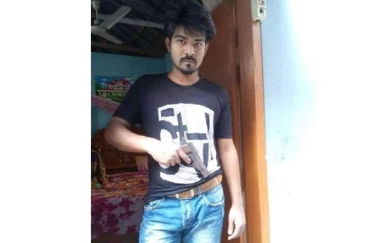ফেসবুকে পিস্তল হাতে ছবি পোস্ট দেওয়া ছাত্রলীগ নেতাকে খুঁজছে পুলিশ