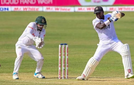 তৃতীয় দিন শেষে ৮৩ রানে পিছিয়ে লঙ্কানরা