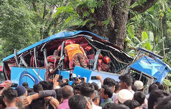 বরিশালে বাস নিয়ন্ত্রণ হারিয়ে গাছে ধাক্কা, নিহত ১০