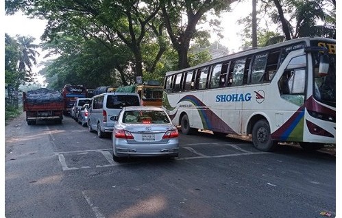 দৌলত‌দিয়া প্রা‌ন্তে থম‌কে গে‌ছে যাত্রী ও যানবাহন পারাপার