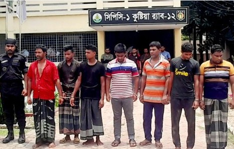 হামলা চালিয়ে কলেজশিক্ষকের কবজি বিছিন্ন: অস্ত্রসহ গ্রেফতার ৭