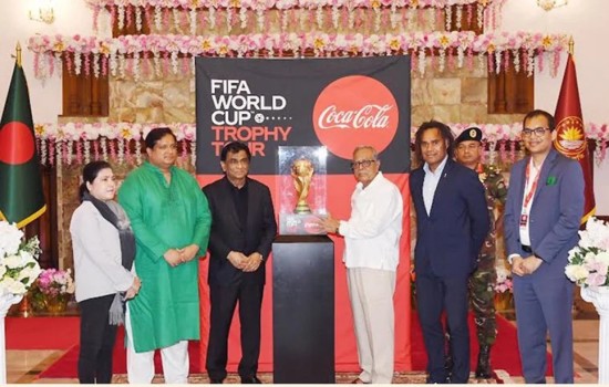 বিশ্বকাপ ট্রফি ছুঁয়ে দেখলেন রাষ্ট্রপতি