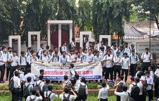 অধ্যক্ষসহ ৩ শিক্ষকের পদত্যাগ দাবি : আইডিয়ালে শিক্ষার্থীদের বিক্ষোভ, ক্লাস বর্জন