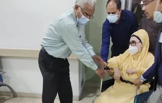খালেদা জিয়া হাসপাতাল থেকে বাসায় ফিরলেন