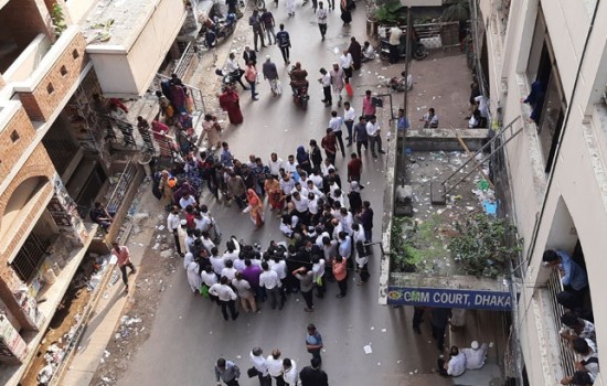 বিক্ষোভের মুখে দুই আইনজীবীর রিমান্ড বদলের মৌখিক সিদ্ধান্ত!