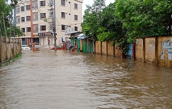 প্রবল বর্ষণে হবিগঞ্জে তলিয়ে গেছে রাস্তাঘাট, ঘরবাড়িতে ঢুকছে পানি