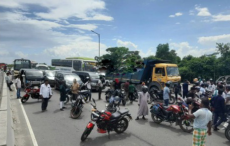 পদ্মা সেতুর জাজিরা প্রান্তে বাইকারদের সড়ক অবরোধ