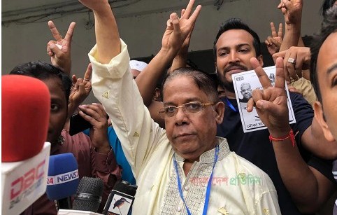 ভোট দিলেন আওয়ামী লীগ প্রার্থী রিফাত, জয়ে শতভাগ আশাবাদী