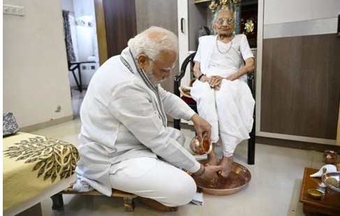 মায়ের জন্মদিনে পা ধুয়ে আশীর্বাদ নিলেন মোদি