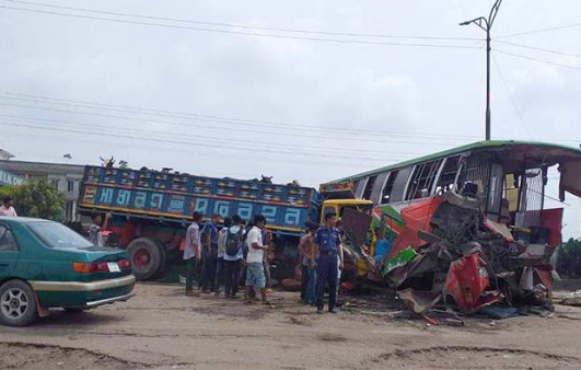 সাভারে দুর্ঘটনায় পরমাণু শক্তি কমিশনের তিন কর্মকর্তাসহ নিহত ৪