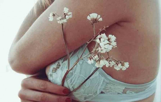 কম বয়সে স্তনযুগল কেন বড় হয় এবং এর চিকিৎসা কী?