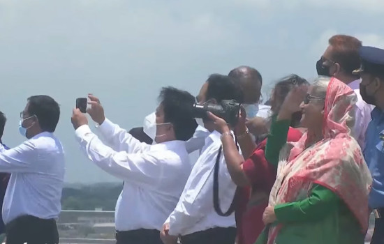 পদ্মা সেতুতে নামলেন প্রধানমন্ত্রী, দেখলেন বিমানের ফ্লাইং ডিসপ্লে