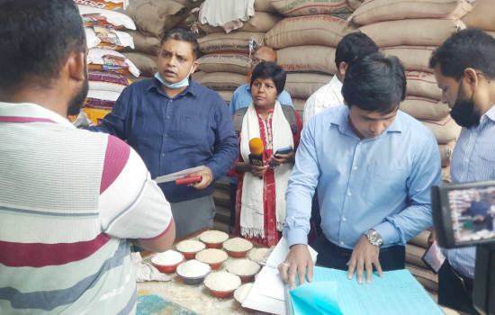 চাল ক্রয়ে এক রশিদে দুই মূল্য : জরিমানা আদায়