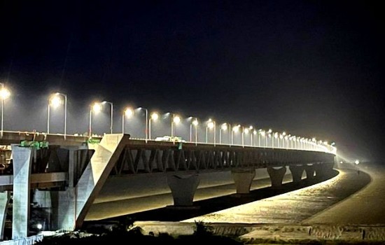 পদ্মা সেতুতে একসঙ্গে জ্বলে উঠল ৪১৫টি বাতি