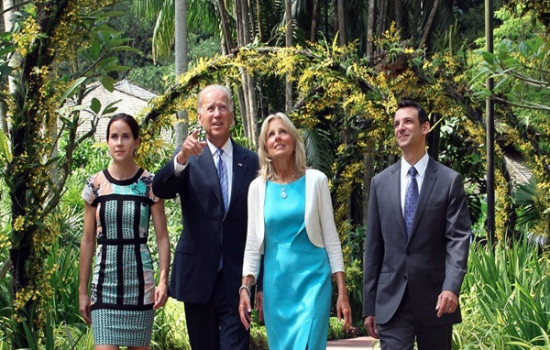 এবার বাইডেনের স্ত্রী-কন্যার ওপর রুশ নিষেধাজ্ঞা