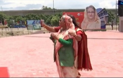 মাকে নিয়ে সেলফি তুললেন পুতুল