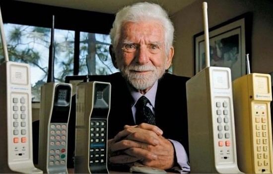 ফোন সরিয়ে রাখুন, জীবন উপভোগ করুন, বললেন মোবাইলের স্রষ্টা
