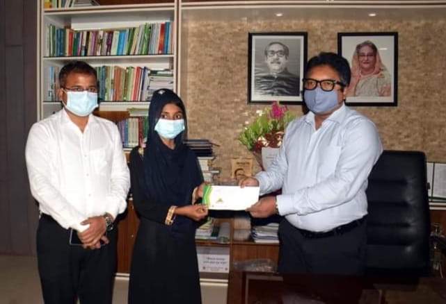 মমতার পাশে বগুড়া জেলা প্রশাসক