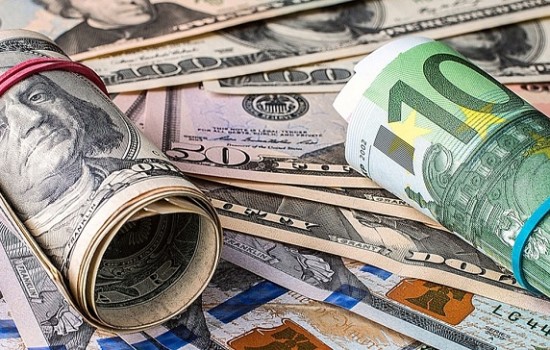 ২০ বছর পর ইউরো-ডলারের মান সমান