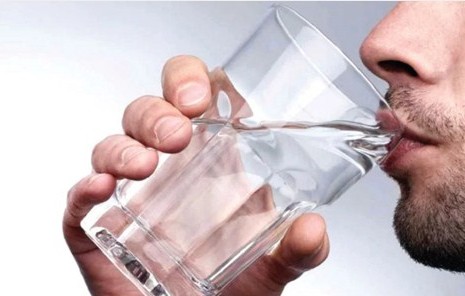 সকালে খালি পেটে পানি পান করার উপকারিতা