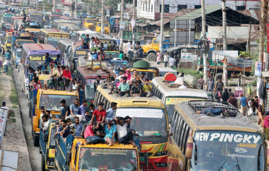 ঈদযাত্রায় গণপরিবহনে ভাড়া ডাকাতি ও যাত্রী হয়রানির অভিযোগ