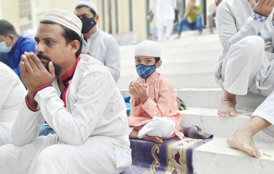ঈদ জামাতে দেশ ও জাতির মঙ্গল কামনা