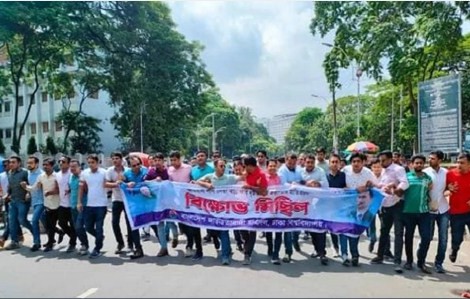 ঢাকা বিশ্ববিদ্যালয়ে ছাত্রদলের বিক্ষোভ মিছিল