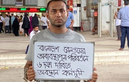 রনিকে লক্ষ্য করে পচা ডিম নিক্ষেপ