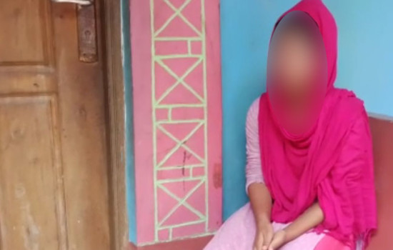 বিয়ের দাবিতে ৯ম শ্রেণির ছাত্রের বাড়িতে ৭ম শ্রেণির ছাত্রীর অনশন