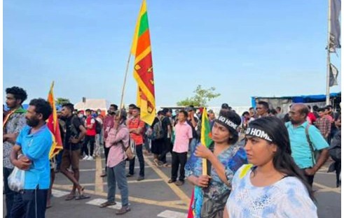 কলম্বোতে বিজয় উদযাপন করছেন বিক্ষোভকারীরা