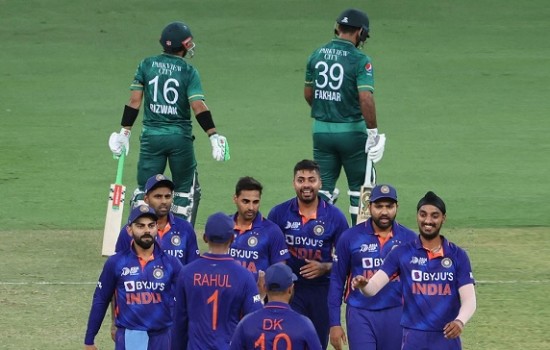 ভুবনেশ্বরের বোলিং তোপে ১৪৭ রানেই আটকে গেল পাকিস্তান