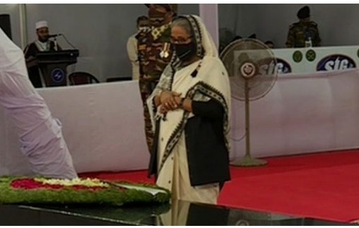 বঙ্গবন্ধুর প্রতিকৃতিতে প্রধানমন্ত্রীর শ্রদ্ধা নিবেদন