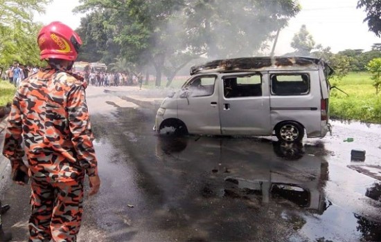 কুমিল্লায় সিলিন্ডার বিস্ফোরণে মাইক্রোবাসে আগুন, নারী নিহত