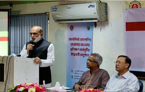 ‘আলোর পথে অপ্রতিরোধ্য গতিতে এগিয়ে চলেছেন প্রধানমন্ত্রী শেখ হাসিনা’