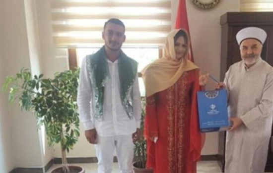 মুসলিম বান্ধবীদের আচরণে মুগ্ধ হয়ে ফরাসি তরুণীর ইসলাম গ্রহণ