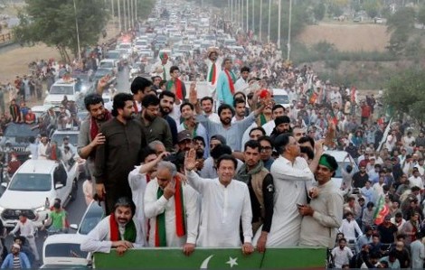 বিদেশি অনুদান গ্রহণ: ইমরান খান কী নিষিদ্ধ হতে পারেন?