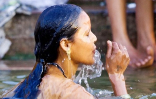 স্ত্রীকে জনসম্মুখে ‘নগ্ন হয়ে’ গোসলে বাধ্য করলেন স্বামী