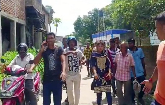 প্রেমিকের সঙ্গে আপত্তিকর অবস্থায় ধরা পড়লেন স্ত্রী, অতঃপর…….